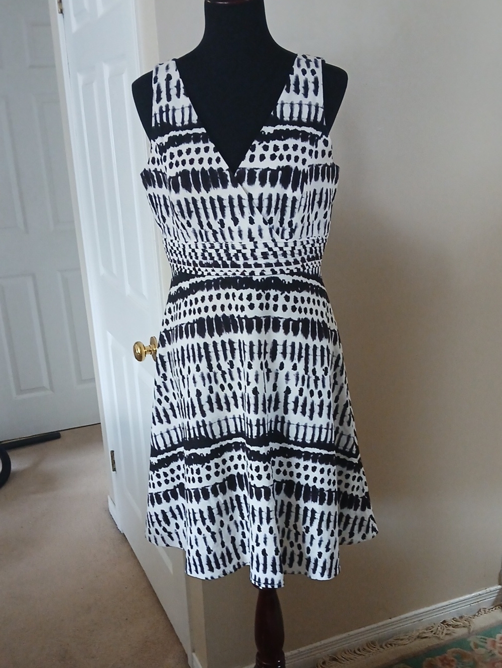 Linen Blend Ivanka Trump Black and White Printed V-Neck Fit-and-Flare Dress